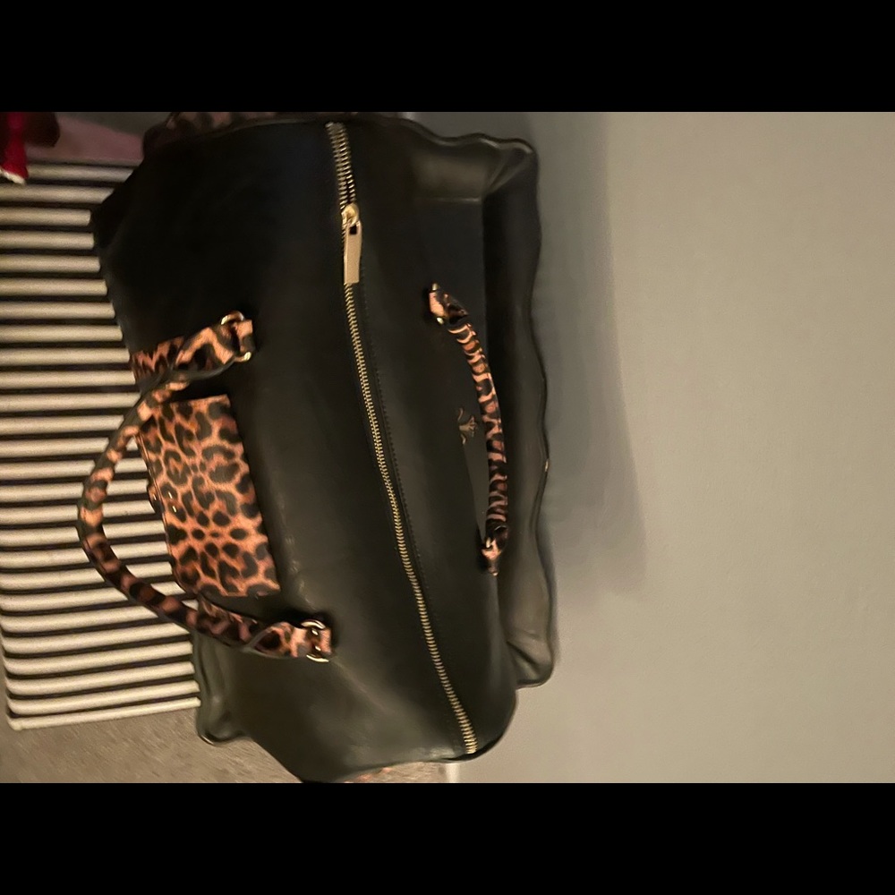 Leopard Duffle Bag - Picture 9 of 11
